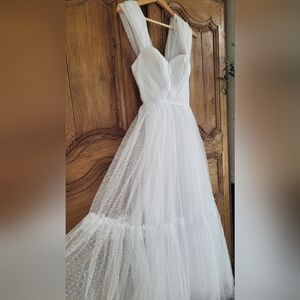 White Tulle Strapless Sweetheart Dress